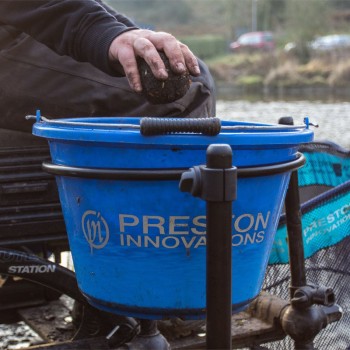 Preston Innovations Offbox 36 Bucket Support Kronšteins spaiņa atbalstam ar kāju